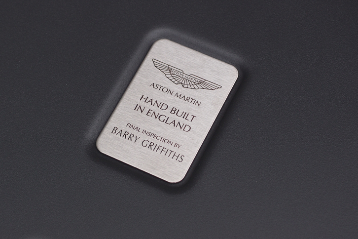 ヴァンテージGT8（エンジンルーム内のネームプレート）