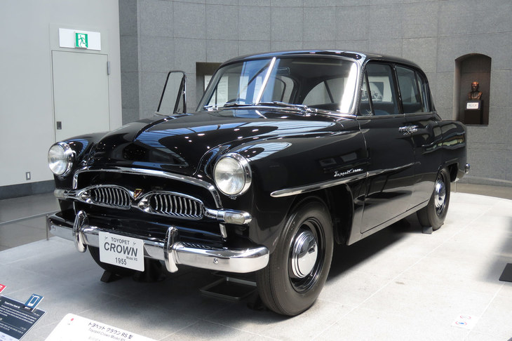 トヨタ博物館が所蔵する初代「トヨペット・クラウン」。戦後国産車の先駆けともいえるこのクルマも、フロントサスペンションはダブルウイッシュボーンの独立懸架だったが、リアはリジッドアクスルだった。