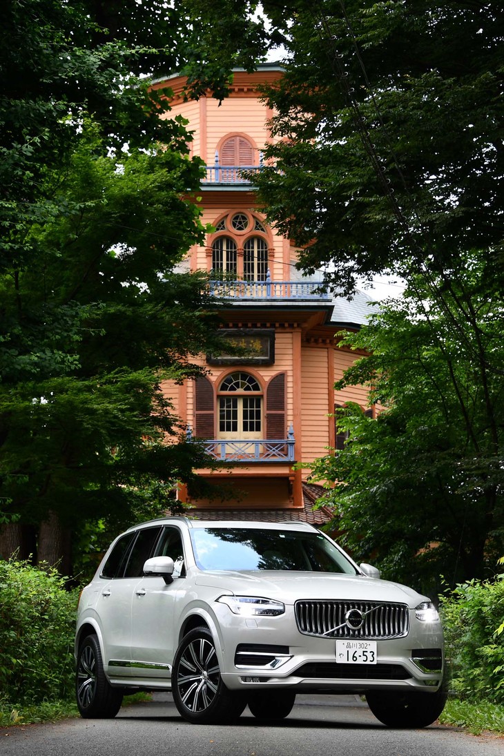 山形市内は、明治時代の名建築が数多く残されている。「XC90」の奥に見える山形市郷土館は、かつて病院として使われた施設。いまは国指定重要文化財となっている。