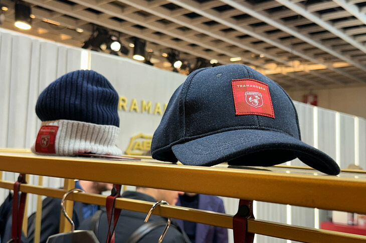 トラマロッサ×アバルトのコレクションには、ジーンズとともに外部サプライヤーによるキャップなども加えられている。