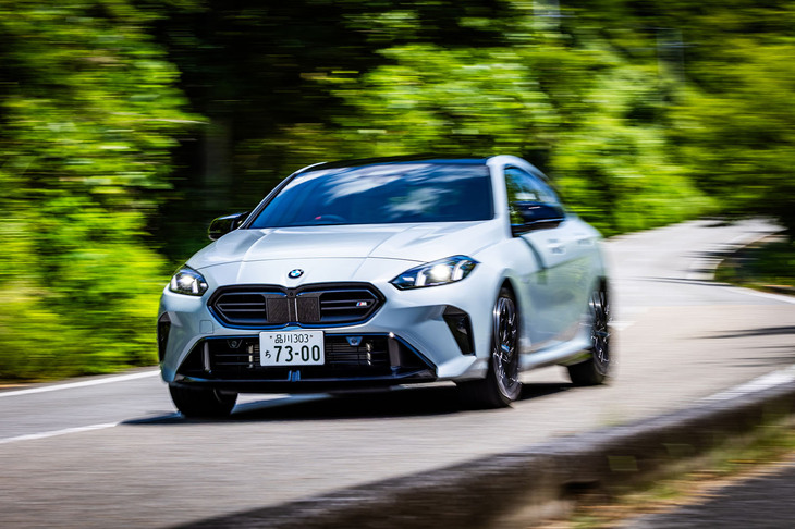 初代モデルと同じく2代目も「FAAR」プラットフォームを採用。足まわりの基本レイアウトや2670mmのホイールベースを含めて、従来型を踏襲している。「M235 xDrive」には周波数感応式ダンパーを核とする「アダプティブMサスペンション」が標準で装備される。