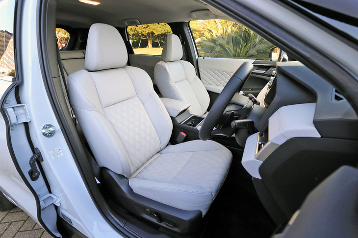 最上級グレード「P」ではサドルタンのアクセントが入った黒のセミアニリンレザーシートが標準装備となるが、試乗車には下位グレードでもオプションで選択可能な、ライトグレーのレザーシートが装備されていた。