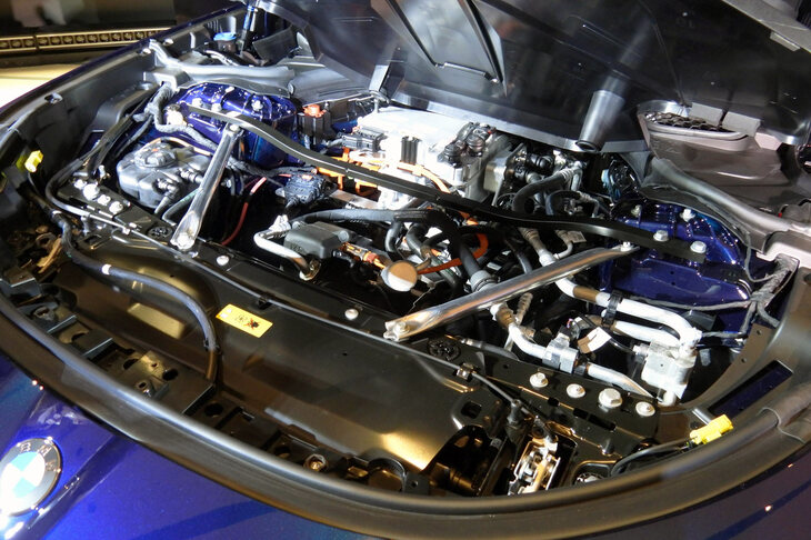 「BMW i7」は全車2モーター4WDなので、フロントにもモーターが搭載される。