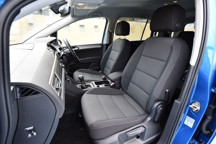シートの仕様はグレードによって異なり、「TSIコンフォートライン」にはチタンブラックのファブリックシートが装備される。