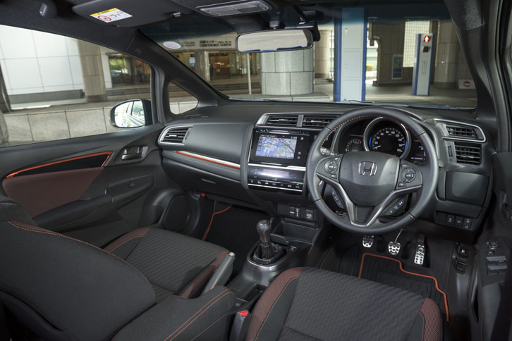 「RS Honda SENSING」のインテリア。ドアのインナーパネルやシートなど、随所にオレンジのアクセントが施される。