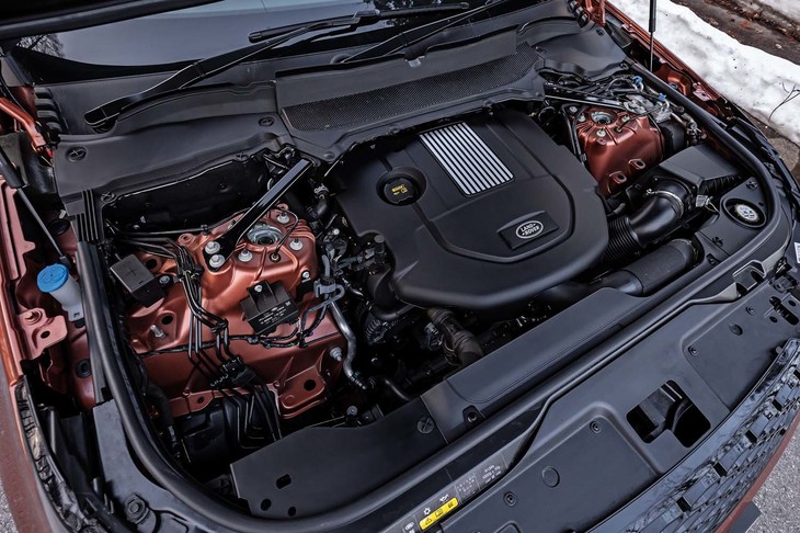 3リッターV6ディーゼルターボエンジンは、最高出力258ps、最大トルク600Nmという実力を持つ。トランスミッションは8段ATを組み合わせている。