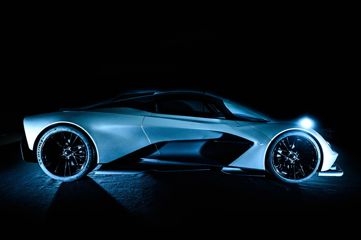 「ヴァルハラ」は「『ヴァルキリー』と比べればキャビンの居住性にも配慮した穏当なモデル」と説明されているが、搭載されるパワーユニットの最高出力は1000ps超と、ハイパーカーを名乗るにふさわしいスペックとなっている。