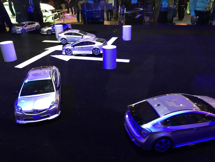 トヨタ自動車がNTT、プリファード・ネットワーク社とともに研究を進めている「学んでゆく人口知能」のデモ。時間が経過すればするほどデータが蓄積され、衝突回避能力が高まってゆくという。