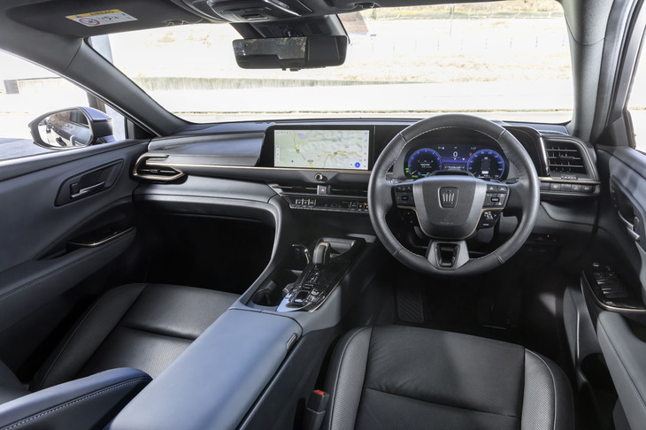 インテリアの眺めは「クロスオーバー」と同じ。この「グレイッシュブルー」のカラーリングはクロスオーバーにも「スポーツ」にも設定がないので、専用色ということだろう。ほかにサドルタンとブラックも用意されている。