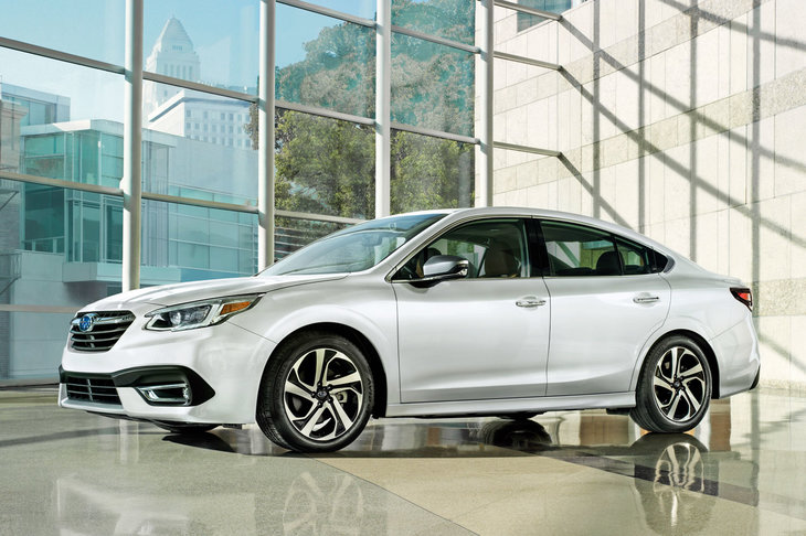 ライバルがクーペ的なデザインへと移行する中にあって、依然としてセダンらしさを保ち続ける「レガシィ」。セダンというジャンル自体が少数派となって久しい昨今、その存在はより貴重なものとなっている。