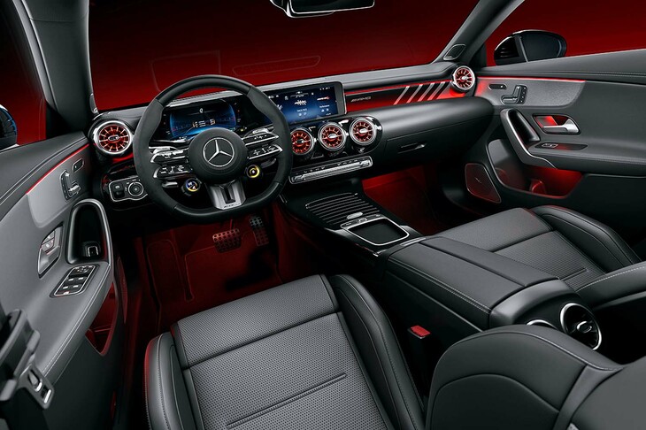 AMGモデルには、機能的な「AMGパフォーマンスステアリングホイール」が標準装備される。