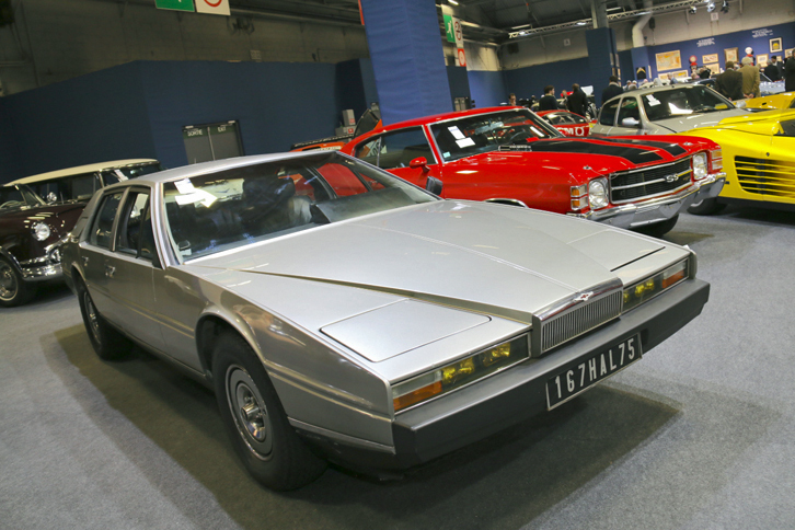 1981年製の「アストンマーティン・ラゴンダ」。長いノーズが目立つこともあり、この角度から眺めるとトランクはほとんど目に入らず。ファストバックと錯覚してしまう。写真は、カーオークションでのもの。