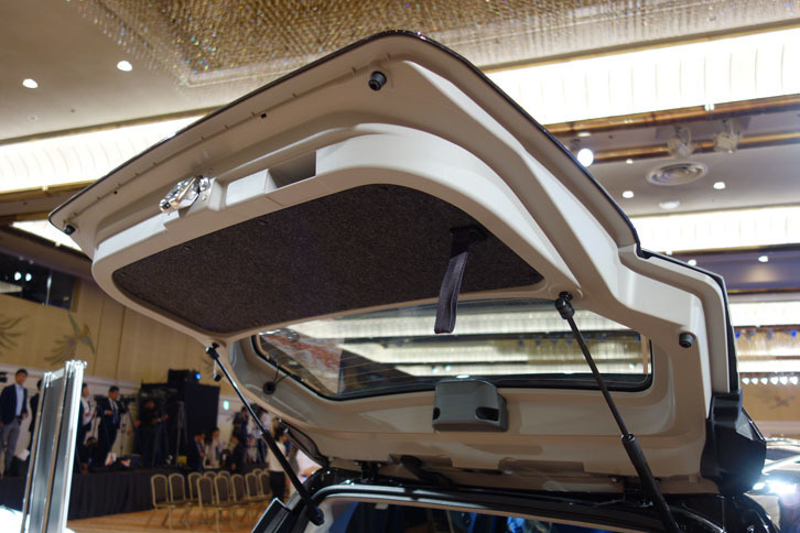 リアゲートやフロントフェンダーなどには、軽量化に寄与する樹脂パーツを採用。さらに軽自動車では初となる、スイッチ式のリアゲートオープナーを搭載している。