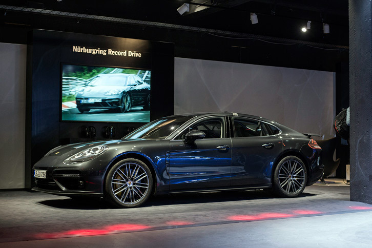 新型「ポルシェ・パナメーラ」。