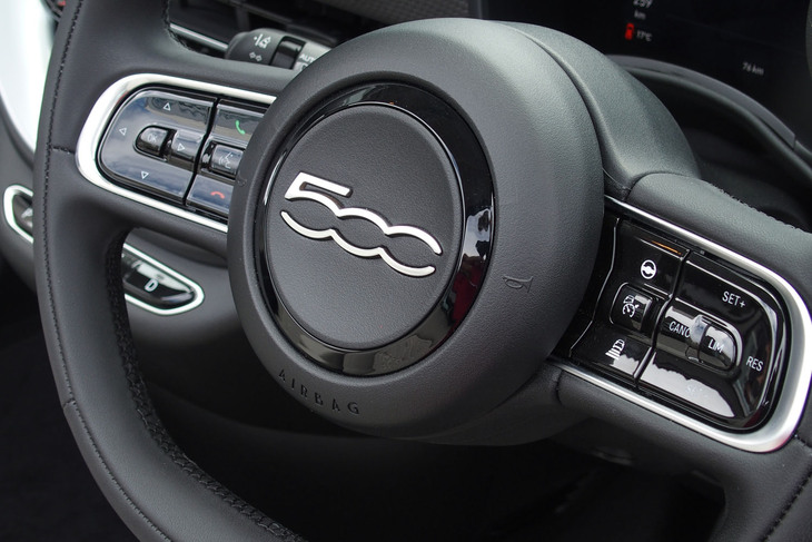 フィアット500eオープン（ステアリングホイール）