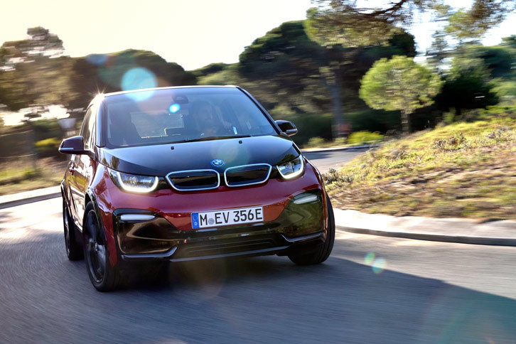 最高出力184ps、最大トルク270Nmを発生するモーターを搭載した「i3s」。動力性能については、最高速が160km/h、0-100km/h加速が6.9秒（レンジエクステンダー搭載車は7.7秒）と公称されている。