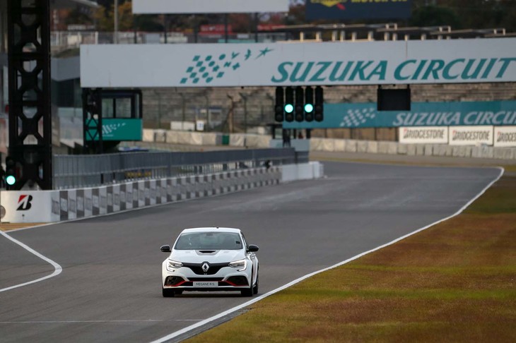 2019年11月26日、ルノー・スポールのテストドライバーであるロラン・ウルゴン氏のドライブで鈴鹿サーキットのタイムアタックに臨む「メガーヌR.S.トロフィーR」。先代モデルのタイムより3秒ほど速い2分25秒454を記録した。