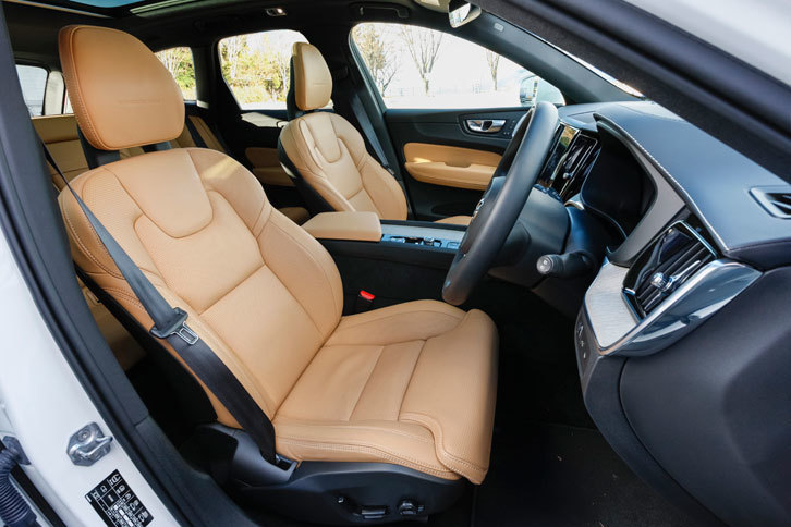 
	「T8」のフロントシート。シートの構造は「XC90」と共通で、マッサージ機能やベンチレーション機能も備わる。テスト車の表皮には、ナッパレザーが採用されていた。
	