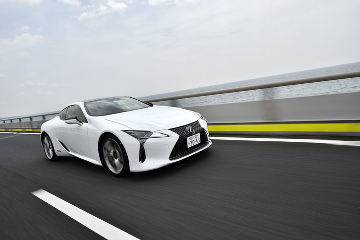街中ではそれほどスポーティーな印象を受けなかった「LC500h」だが、ワインディングロードに足を踏み入れると、一転して活発さを味わわせてくれた。