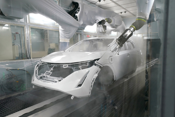 「日産アリア」の塗装工程の様子。塗料と塗装技術の革新により、樹脂（バンパー）と金属（ボディー）の両方を、同時に塗装することが可能となった。