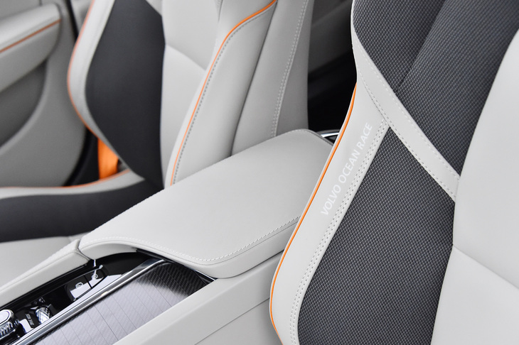 フロントシートのサイドサポート部には「VOLVO OCEAN RACE」のロゴが入れられている。