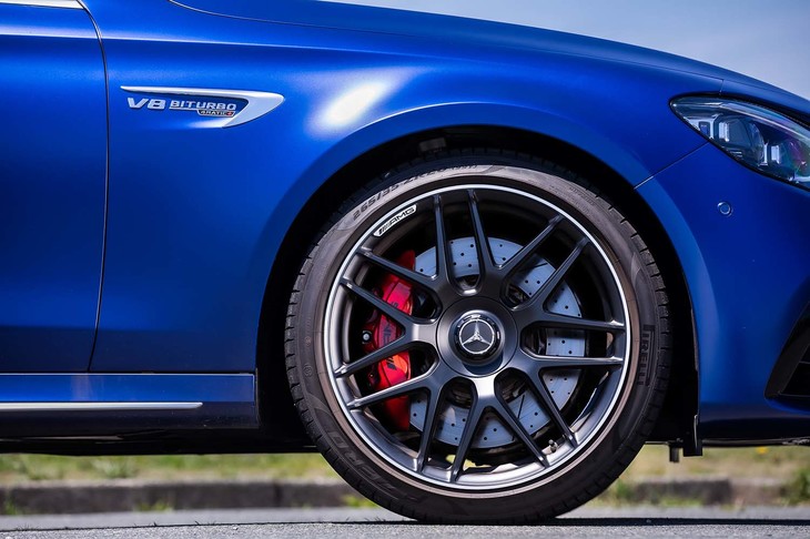 タイヤサイズはフロントが幅265、リアが幅295でともに20インチ。試乗車は「ピレリPゼロ」を履いていた。