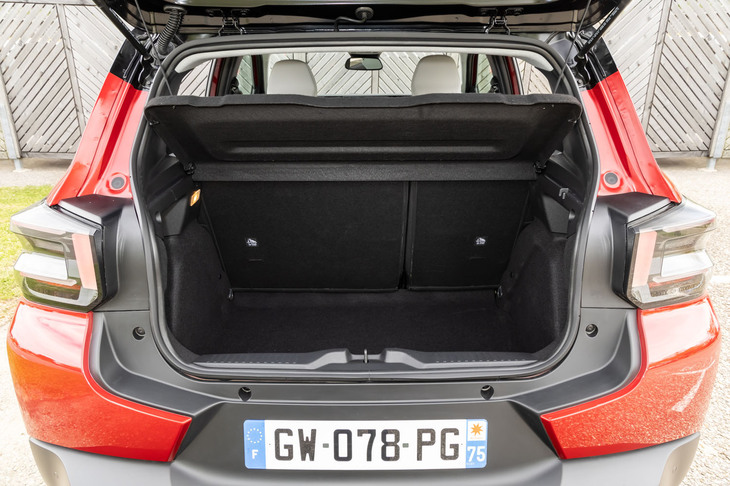 荷室の容量は310リッター。肩の部分のストラップを引けばこちら側からでもシートを倒せる。