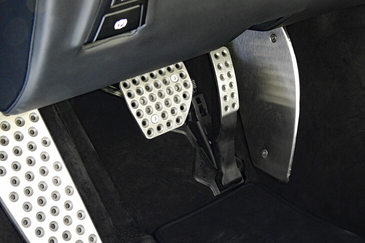 フェラーリ・アマルフィ スパイダー（アクセル／ブレーキペダル）