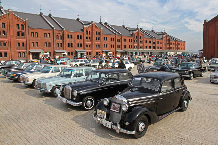 会場中央付近には、今回のテーマカーであるセダンが並べられた。前列は1950～70年代のメルセデス・ベンツ車。