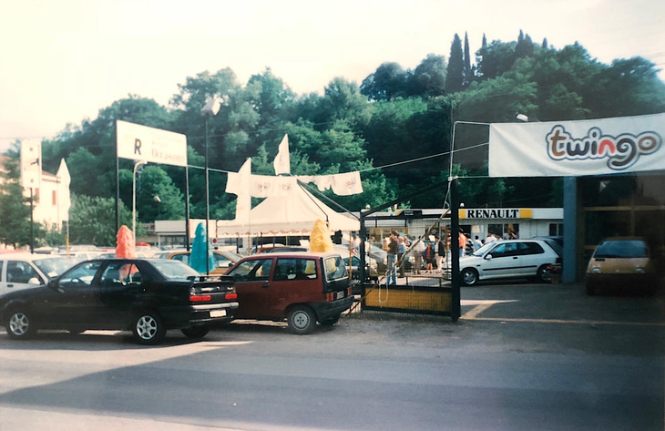 1993年、ルイージ氏のルノー販売店「パンパローニ」における初代「トゥインゴ」発表会の様子。
