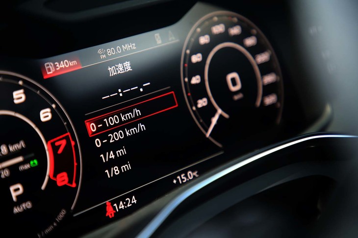 センタースクリーンと「アウディバーチャルコックピット」（写真）には「RS」専用メニューが設定されている。写真は「加速度」を表示したところ（サーキット専用）。