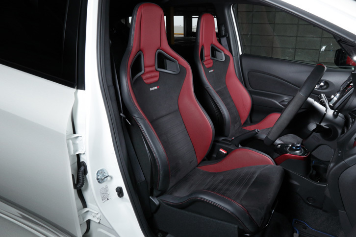 テスト車に装備されていたオプションのレカロ製スポーツシート。通常は、レッドステッチが施されたスエード調表皮のスポーツシートが装備される。