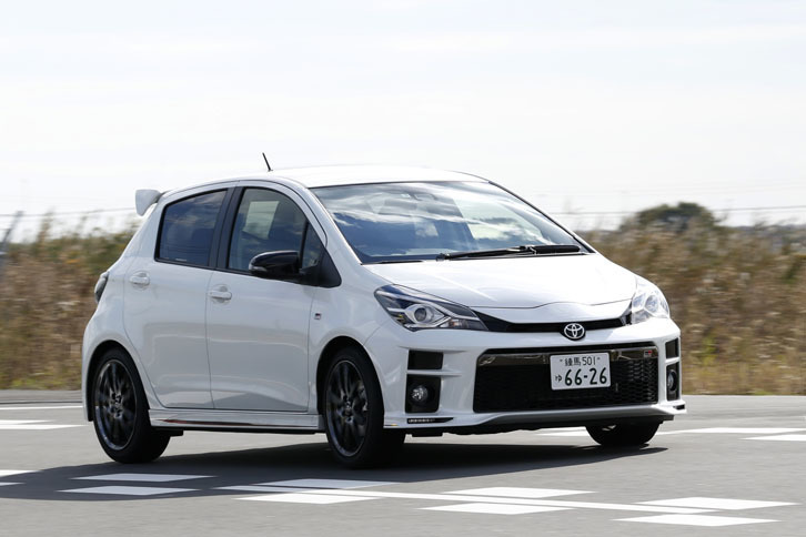 「ヴィッツGRスポーツ“GR”」は、スポット溶接の打点を増やし、ブレースを追加することで、ボディー剛性の強化が図られている。