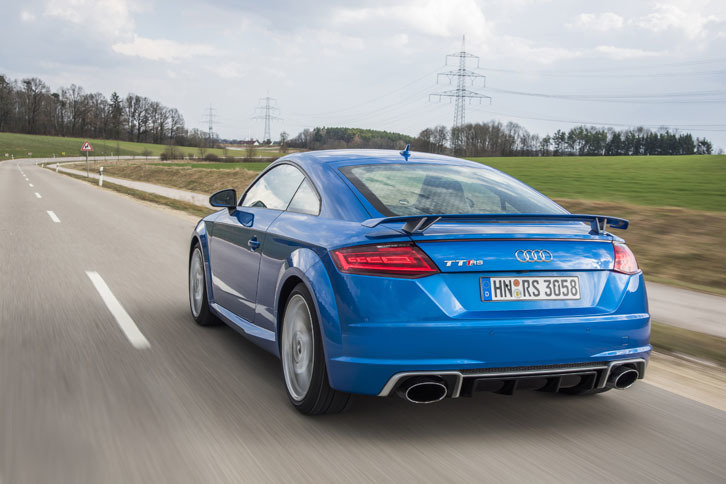 試乗車のボディーカラーは「マコウブルー クリスタルエフェクト」。