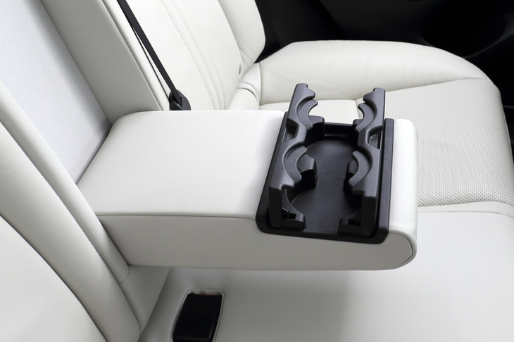 新たに採用されたリアシートのセンターアームレストにも、2本分のカップホルダーが設けられている。
