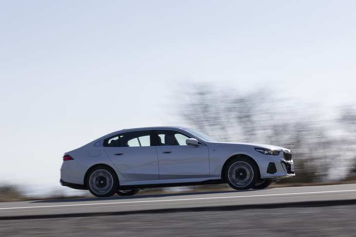 BMW i5 eDrive35LエクスクルーシブMスポーツ