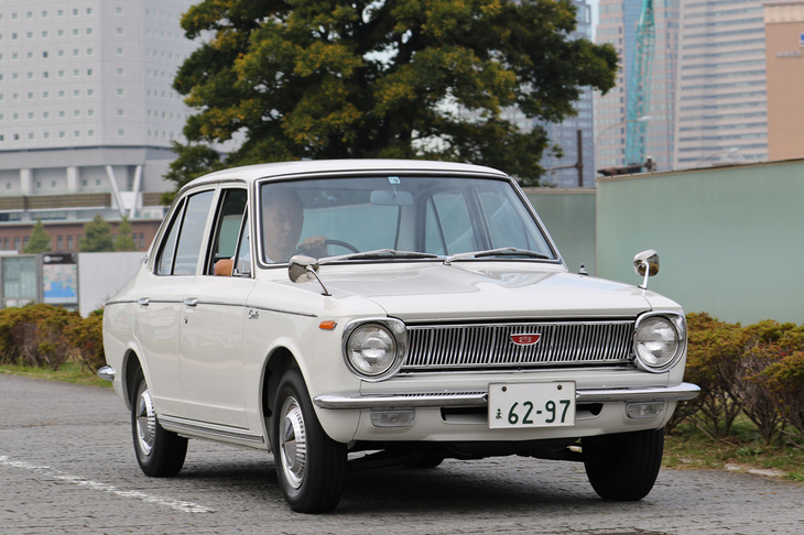 1967年「トヨタ・カローラ1100 4ドアデラックス」。初代カローラは1966年11月にまず2ドアセダンがデビュー、翌67年5月に4ドアセダンが加わった。つまりこの個体は最初期のカローラ4ドアである。