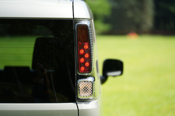 ヘッドランプとリアコンビランプ（写真）は内部がブラックにペイントされる。