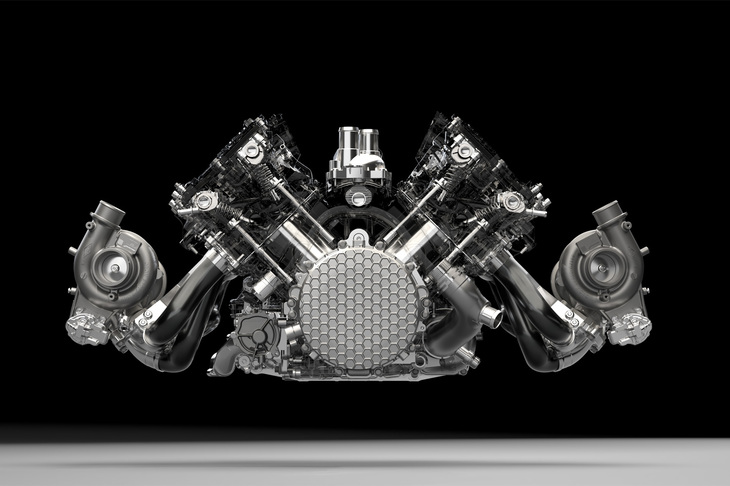 「MHP-8」と呼ばれる4リッターV8ツインターボエンジン。2500rpmの低回転から、従来型「M840T」系エンジンの最強力バージョンよりも最大30％高いトルクを発生する。