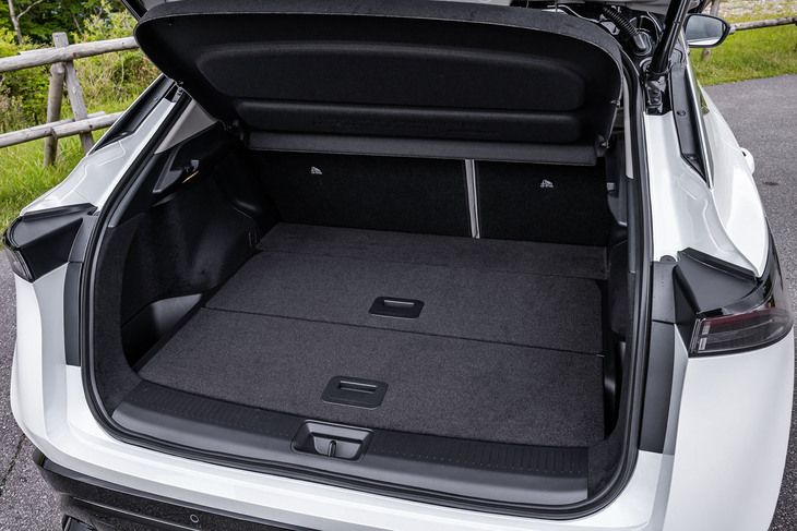 9.5インチのゴルフバッグが3セット積める荷室。キック操作でバックドアが自動開閉する、挟み込み防止機能付きのハンズフリーリモコンオートバックドアを「アリア」全車に標準装備している。