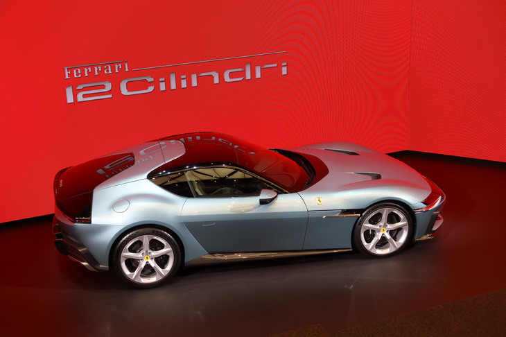 FR車らしいロングノーズ・ショートデッキのスタイリングを持つ「12チリンドリ」。“デルタウイングシェイプ”と呼ばれるルーフのデザイン処理が目を引く。