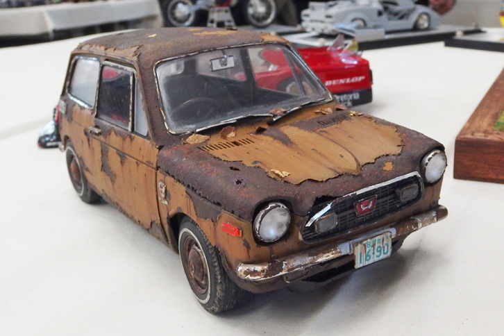 サビサビで、朽ち果てる寸前の廃車体状態を再現した「ホンダNIII360」。ベースはタミヤ製1/18キット。ボンネット下辺の虫食い状態の表現が見事だ。