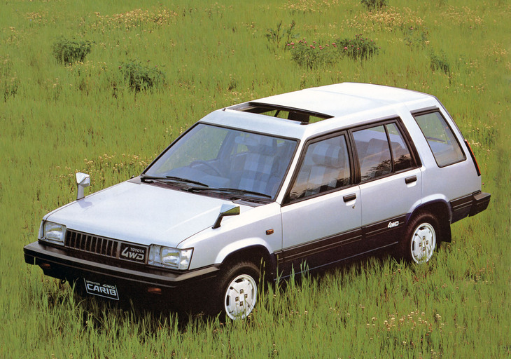 1982年「トヨタ・スプリンター カリブ」。1.5リッター直4エンジンを縦置きしたFFをベースにパートタイム4WD機構を追加。変速機は5段MTで4WD時に使えるエクストラローを備えていた。