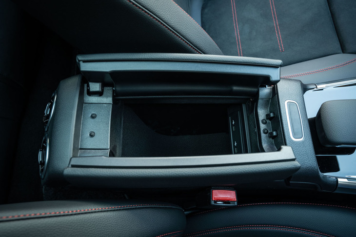 メルセデス・ベンツEQA250（アームレスト収納）