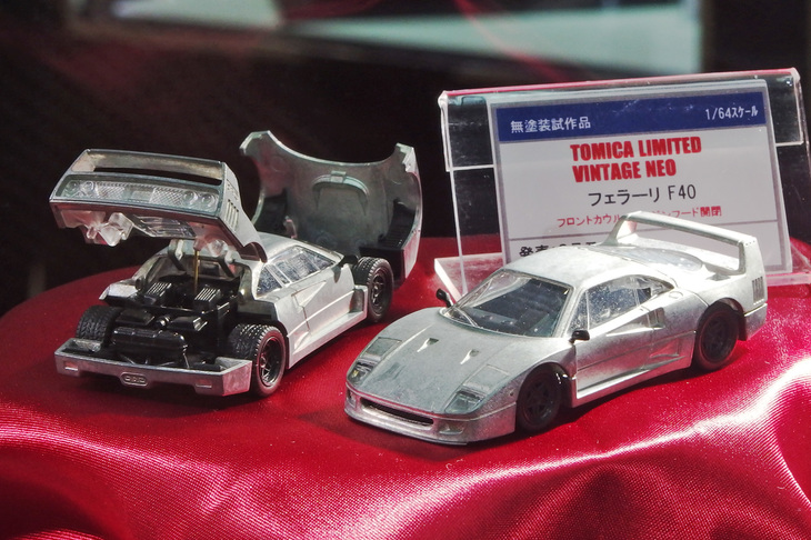 トミカリミテッドヴィンテージNEOの、「フェラーリF40」の無塗装試作品。フロントおよびリアカウルが開閉。2019年3月発売予定で価格は未定。