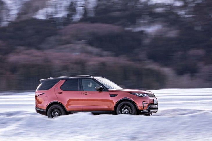 2017年5月に日本で発売された5代目となる「ランドローバー・ディスカバリー」。先代とは打って変わってラウンドしたフォルムがエクステリア上の特徴となる。