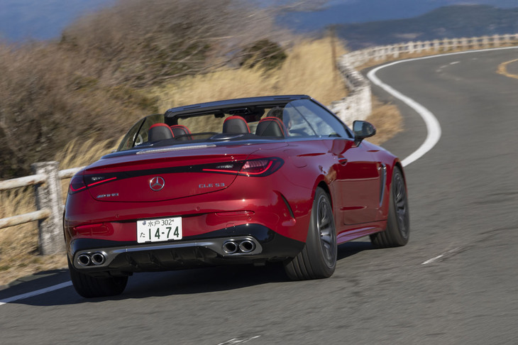 アダプティブサスの「AMGライドコントロールサスペンション」を装備。4輪それぞれのダンパーが伸び側と縮み側に個別のバルブを備えている。