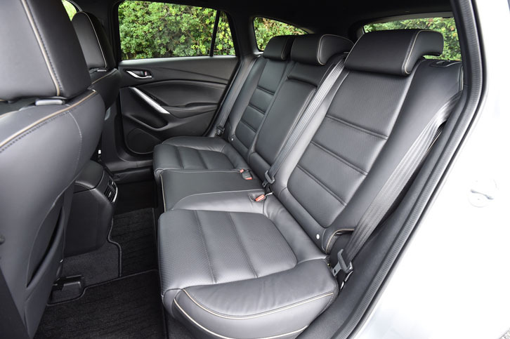 「アテンザワゴンXD Lパッケージ」の後席。シートヒーターが標準で備わる。