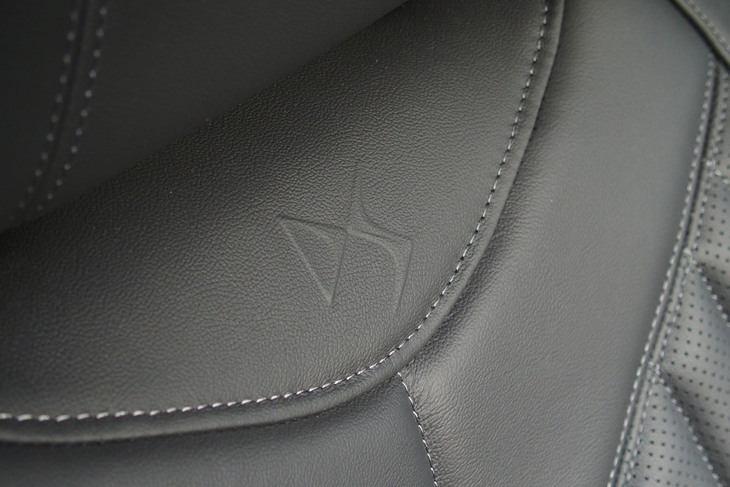 DS 4リヴォリE-TENSE（シート）