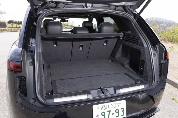 奥行きも高さも十分な荷室の容量は647リッター。「レンジローバー」とは違ってリアゲートは一般的なはね上げ式（レンジローバーは上下2分割式）。